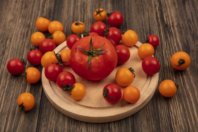 农业顶视图新鲜的红色和橙色西红柿隔离在木制厨房板上的木制墙壁食品新鲜木材
