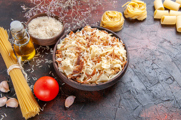 午餐半俯视图切碎的熟面团 米饭放在深色的面团盘上 面团是深色的面团烹饪晚餐