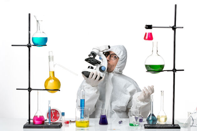化学正面图穿着特殊防护服手持显微镜的男科学家视图实验室科学