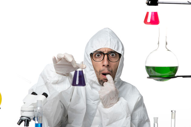 特殊正面图穿着特殊防护服的男科学家拿着装有溶液的烧瓶化学溶液人