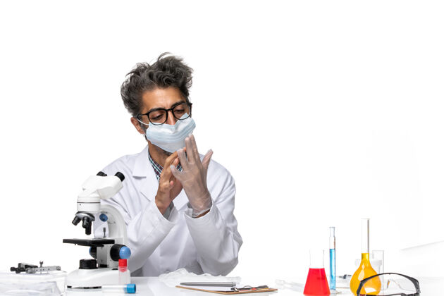 实验室外套正面图中年科学家戴着手套戴着口罩穿着特殊的西装实验室实验室前面