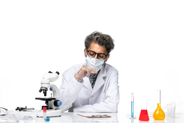 前面正面图中年科学家穿着特别套装坐着写笔记坐着化学笔记