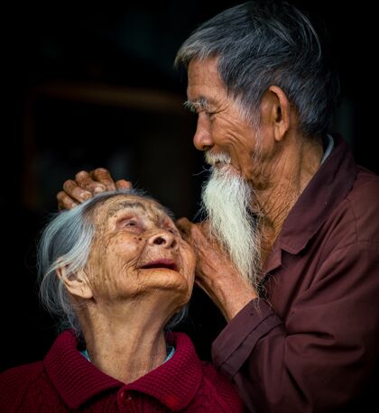 肖像越南 海安-2018年3月14日：一对黑色背景的亚洲夫妇的详细特写肖像庆祝老年人祖母