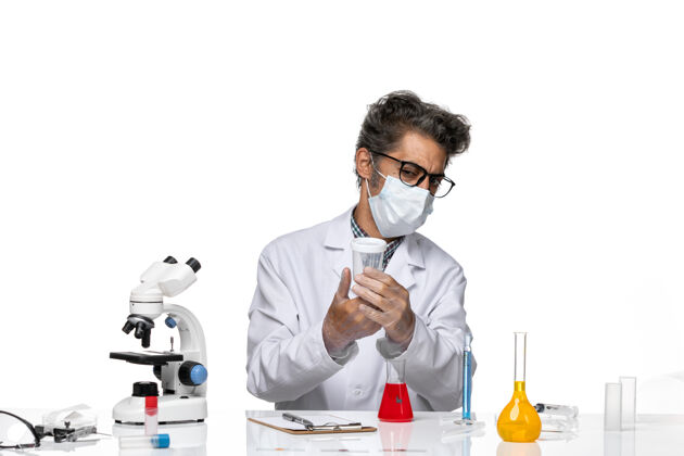 科学正面图穿着白色医疗服的中年科学家拿着烧瓶观点实验室人