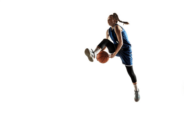 训练年轻的白种人女篮队员在比赛中 动作在白色背景上孤立的跳跃强壮健身年轻