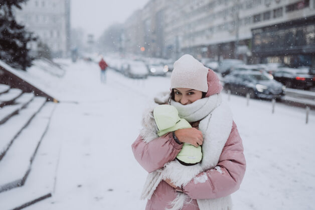 冬天抱着狗的女孩下雪了外面穿风格