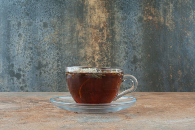 热的一杯芳香的花草茶在大理石背景上茶芳香的美味的