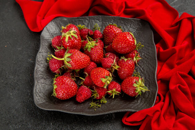深色顶视图新鲜的红色草莓在盘子里放在深色的水果浆果上盘子健康多汁