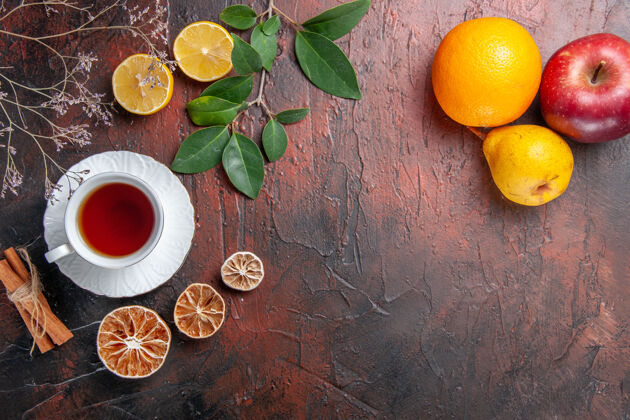 柠檬顶视图茶几上有水果糖茶照片饼干甜多汁水果柑橘