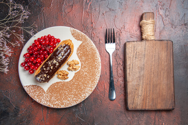 香料顶视图美味巧克力与红色浆果在黑暗的桌子蛋糕派甜点甜派深色餐