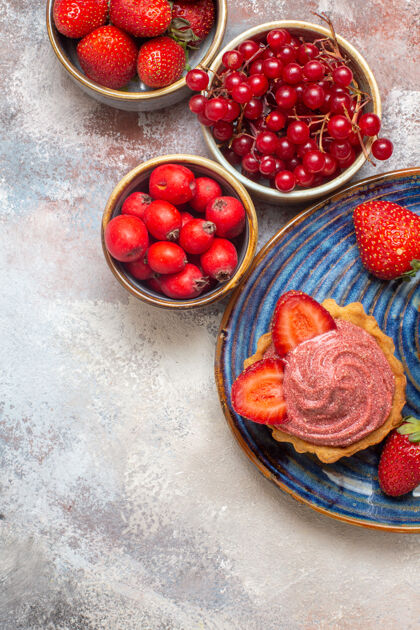 食品俯瞰一杯咖啡 奶油蛋糕和水果放在浅色桌上 甜甜的饼干蛋糕樱桃水果浆果