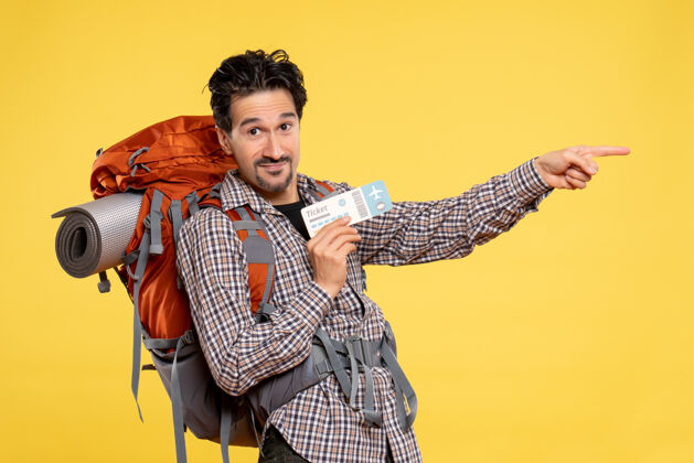 自然正面图年轻男子背着背包拿着黄色的车票人飞行旅行
