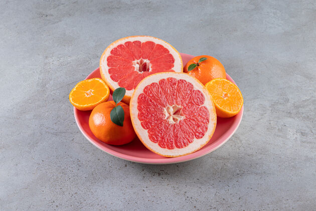 酸把橘子片和柚子片放在盘子里不同半平放