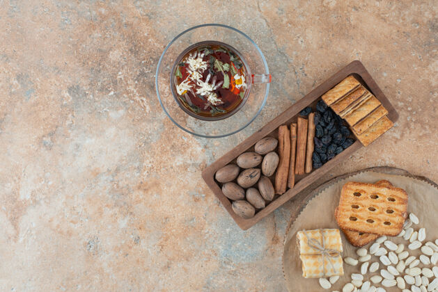 板装满甜饼和花草茶的木板芳香美味木头