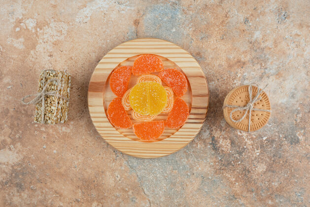 美味大理石背景上有果酱和饼干的木板食品糕点面包房