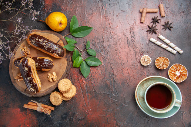 柑橘俯瞰美味的巧克力和一杯茶在一张深色的桌子上甜点甜蛋糕茶顶部木头