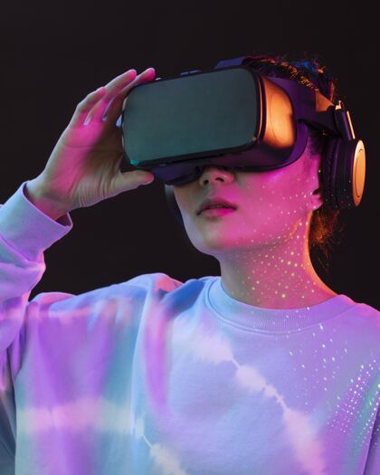 虚拟现实模拟器戴着vr眼镜的年轻女子肖像虚拟现实耳机年轻模特