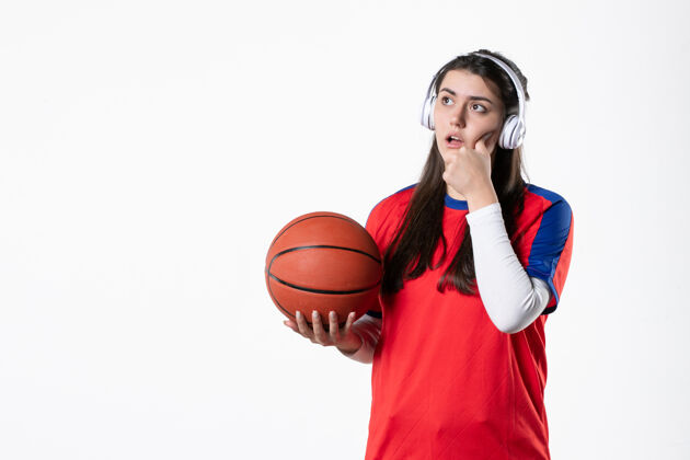 团体正面图：穿着运动服的年轻女子打篮球球青少年运动