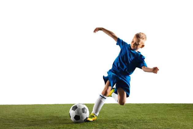 童年穿运动服的足球运动员或足球运动员在白色背景下用球假装或踢进球的小男孩活动游戏人类