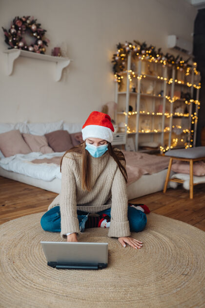 笔记本电脑在家庆祝圣诞节期间 一位年轻的女士在笔记本电脑上和网友交谈惊喜节日购买
