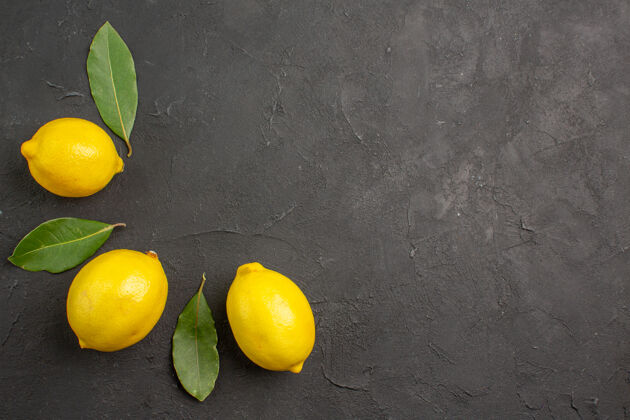 健康顶视图新鲜的酸柠檬衬在深色的餐桌上柠檬黄色的水果柑橘背景柑橘顶部