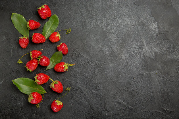 甜点顶视图深灰色桌上新鲜的红色草莓成熟的水果颜色深色顶部成熟
