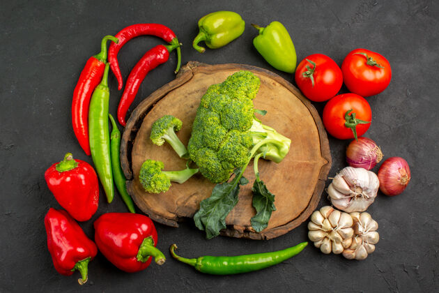 洋葱顶视图新鲜的绿色西兰花配上新鲜蔬菜上深色的沙拉 成熟健康沙拉蔬菜健康