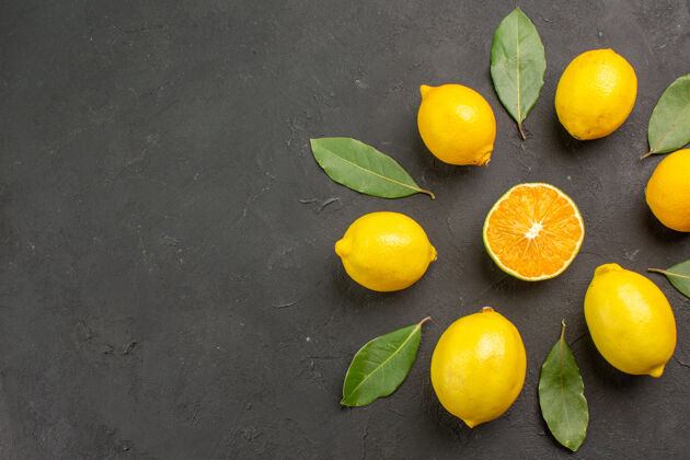 柠檬顶视图新鲜的酸柠檬衬在黑暗的地板上柑橘橙黄色的水果果汁多汁酸橙