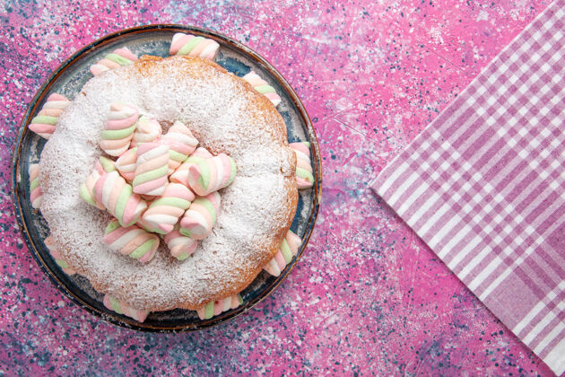 糖粉红色表面有棉花糖的糖粉蛋糕俯视图膳食粉末小吃