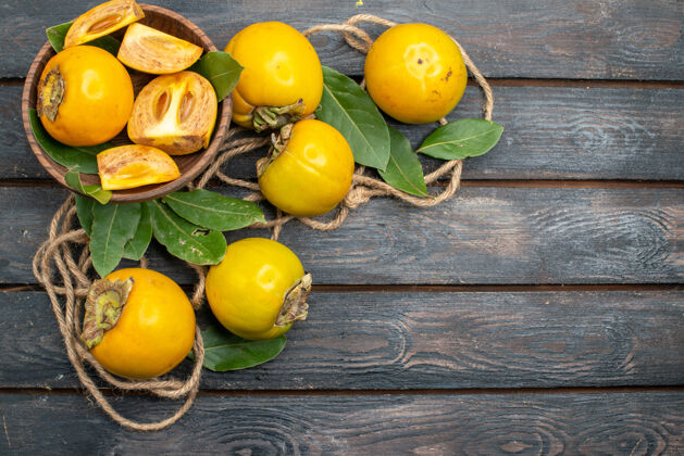 食物顶视图新鲜甜甜的柿子放在木桌上 水果成熟的味道健康水果味道
