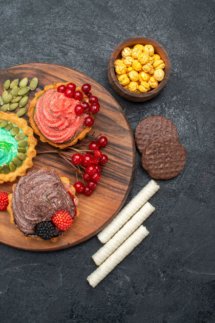 一餐俯瞰美味的奶油蛋糕和浆果黑表饼干甜点饼干顶部肉甜点