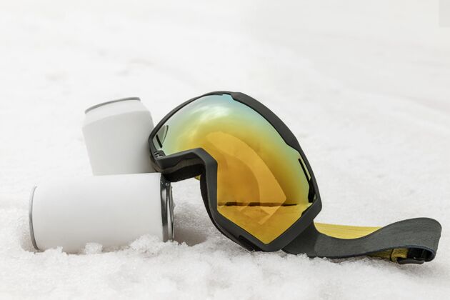 冬季在户外配备滑雪护目镜户外季节寒冷