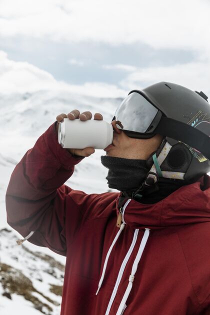 运动特写滑雪运动员在户外喝苏打水寒冷生活方式雪