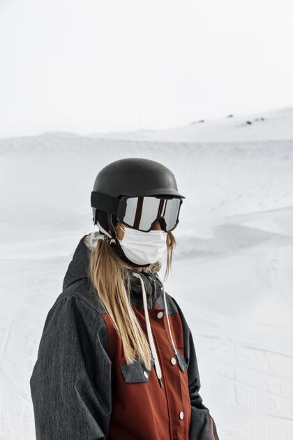 生活方式戴着面罩和护目镜的中枪女人冬季运动雪