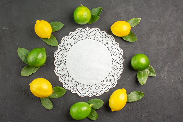 健康顶视图新鲜的酸柠檬在深灰色的餐桌上柠檬水果柑橘柠檬顶级多汁
