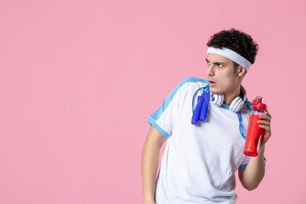 锻炼正面图穿着运动服的男运动员拿着一瓶水粉红色比赛视图