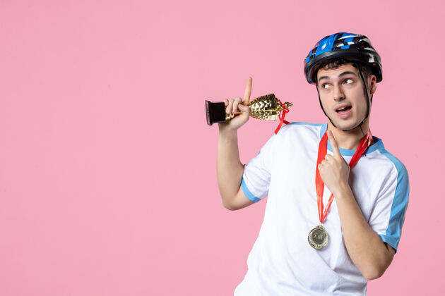 运动员正面图身着运动服的年轻运动员 拿着金杯和奖牌金色赛车个人