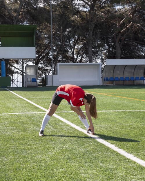 足球足球场上的全速女选手全速健康垂直