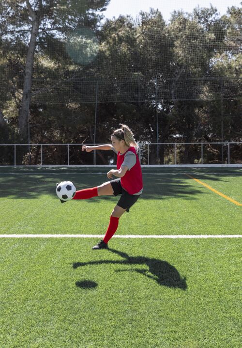 成人踢足球的全明星女人球员运动健身