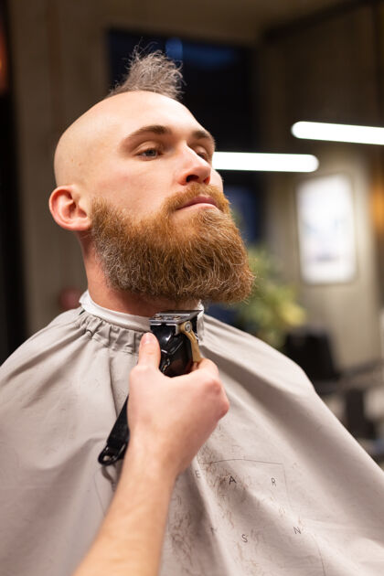 理发师在理发店剪胡子的欧洲野蛮人剃须刀工作家伙