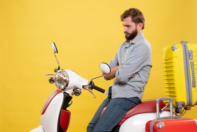 摩托车旅游概念与年轻的情感胡须男子坐在摩托车上它在黄色的深刻思想年轻人人输送机