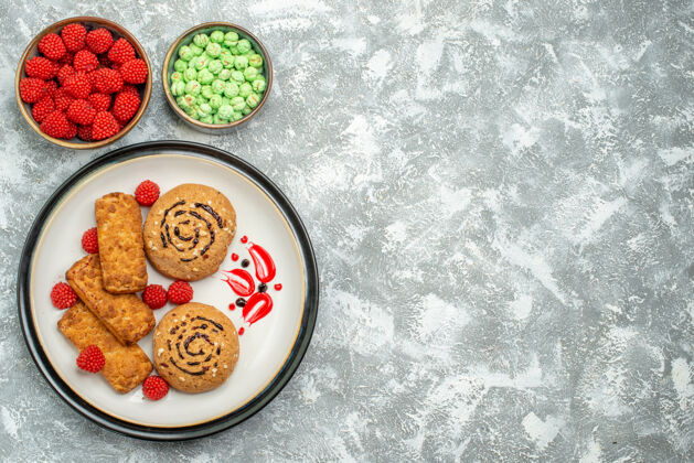 茶俯视图美味的甜饼与糖果的白色背景饼干甜糖蛋糕饼干茶饼干午餐胡椒