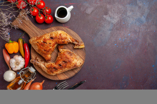 鸡肉俯瞰美味的炸鸡配上新鲜蔬菜和调味料 背景为深色食物鸡肉餐蔬菜肉蔬菜膳食肉