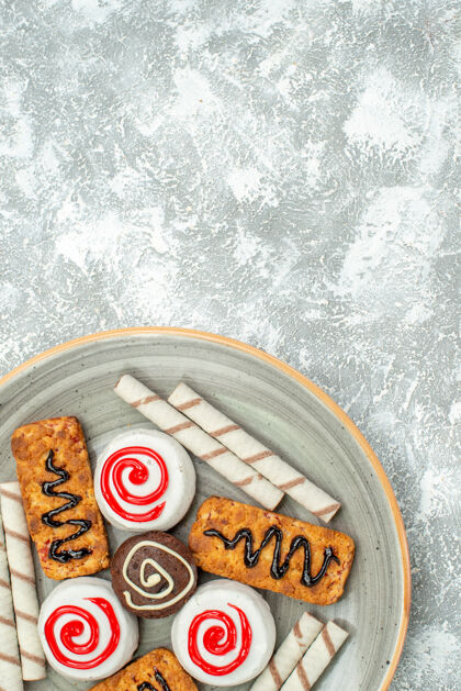 蛋糕顶视图甜饼干和浅白色背景蛋糕饼干饼干茶糖饼干甜生的顶部视图