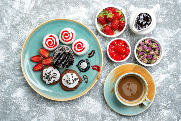 糖顶视图甜甜可口的饼干与咖啡杯白色背景饼干糖蛋糕甜甜饼干帽子咖啡盘子