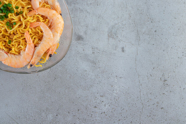 一餐虾和面条放在玻璃盘上 大理石背景上料理面食玻璃菜