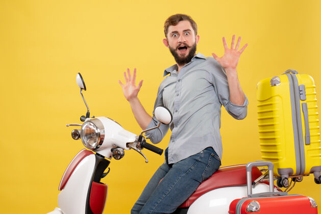 旅行旅行概念的正面图 黄色的摩托车上坐着一个年轻人 手提箱紧张不安摩托车感情人