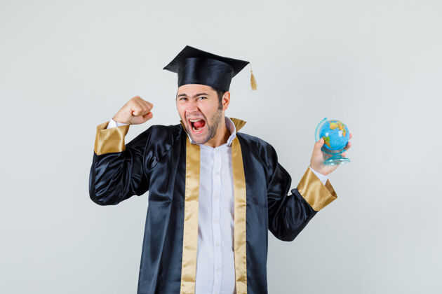 模特年轻人拿着毕业校服的地球仪 看上去很幸福 正前方男人朋友衬衫