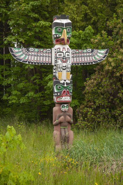 雕塑加拿大温哥华附近斯坦利公园的绿色图腾柱抽象上帝鹰