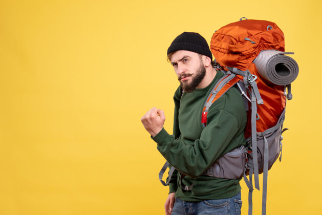 年轻人旅行概念的顶视图 带着背包的紧张的年轻人西装旅行帅哥